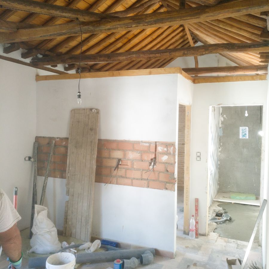 Reforma de apartamento con recuperación de techos de madera 5