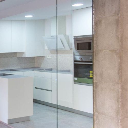 Vista cocina con pared de cristal