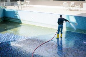 Hombre limpiando una piscina 3