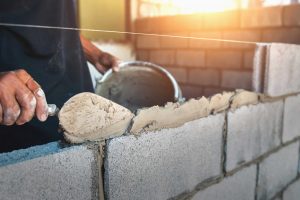 Trabajador construyendo un muro