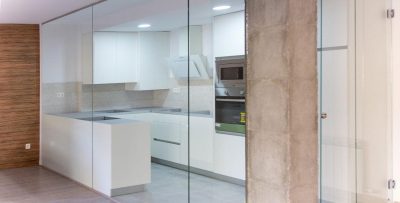 Vista cocina con pared de cristal